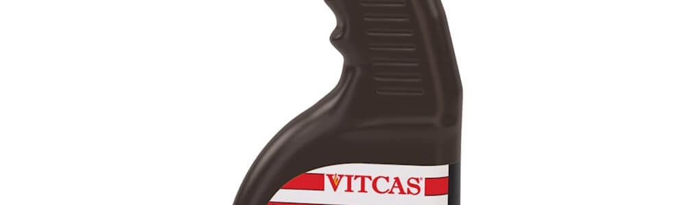 Nettoyer la vitre du foyer avec un liquide, pour une élimination efficace de la saleté